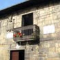 Au fil des rues de Villaviciosa...des btisses du XVIe au XVIIIe sicle ornent leur faade de blasons , en particulier celle de Rodrigo de hevia  qui, en 1517, accueillit pendant quatre jours le prince de Gante  qui allait devenir l'empereur Charles 1er d'espagne  et Charles V d'Allemagne.