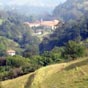 L'ensemble monastique de Valvedios se dcouvre au fond d'une luxuriante valle...