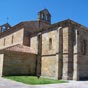 Santa Maria la Oliva  est construite avec des pierres bien tailles. Sa faade principale est compose d'un arc pointu avec quatre voussures , sarrau , imposte et huit colonnes avec des arbres dcors (avec entrecroiss, damiers, diamants ..) et leurs capitales .L'entre principale est dcore avec une statue  de la Vierge Marie frang avec entrelacs de style gothique.