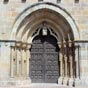 Le portail ouest est orn d'une reprsentation de la Vierge et d'archivoltes aux motifs gomtriques.