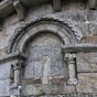  Une fentre  arc plein cintre, orne de trois moulures, chambrana  double range de billettes, baqueton et scotch, soutenue par des cymacios lisses et chanfreins sur une paire de colonnettes  chapiteaux de feuilles termines par des boules et bases attiques,  griffes. dans les coins