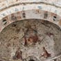 Le choeur de l'glise Santa Maria de Sendelle. Dans la vote en coquille, on peut voir la scne de la sentence divine, avec le Christ en majest au centre, entour de quatre anges qui jouent avec de longues trompettes appelant au verdict final.