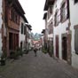 Nous dcouvrons la clbre rue de la citadelle borde de coquettes maisons basques.