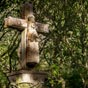 Une belle Vierge apparat en haut du calvaire