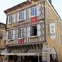 Eauze: La maison de Jeanne d'Albret - C'est une belle demeure de la fin du XVe sicle fermant  l'ouest la place d'Armagnac, ancienne place du march. La faade prsente une superbe structure de colombages sur trois niveaux.  L'encorbellement de l'tage qui pose sur des poutres sculptes a perdu ses fleurs de lys  la rvolution.  Son nom, elle le doit  la mre de notre roi Henri IV, Jeanne d'Albret, qui en fit l'acquisition.
