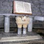 Mifaget: La crypte: saint Plouradou est le saint des enfants capricieux ou pleurnicheurs. ansi on menaait ceux-ci de rester seuls toute la nuit dans le noir absolu de la crypte.