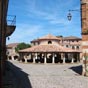 La halle aux grains de forme circulaire, rige en 1825 sur l'emplacement d'une construction plus ancienne, accueille des concerts et un march fermier le dimanche matin.