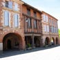 Sur la place d'Auvillar on dcouvre de jolies et vieilles maisons du XIe au XVIIIe sicle.