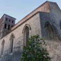 Cahors : L'glise Saint-Bartlmy - En haut de la vieille ville, cette glise construite au XIVe sicle, pointe son clocher quadrangulaire comportant trois tages percs de baies en tiers-point, qui se dresse sur le porche est,. Sur cet emplacement, une premire glise est mentionne en 1237 sous le vocable de Saint-Etienne-des-Soubirous, devenue au XVIe sicle Saint-Barthlemy. Elle tait quasiment ruine lorsque le pape Jean XXII la fit reconstruire de 1320  1324. La guerre de Cent-ans bloqua le chantier et la construction du chevet. Aprs le passage de lAnglais, le pillage par les Huguenots en 1580, elle devint en 1644 lglise du Grand Sminaire voisin fond par Alain de Solminihac (voir PP Chancelade. Dordogne). Restaure aux XVIIe et XVIIIe sicles, puis dans les annes 1970-1980, je nai jamais russi  la trouver ouverte ! Elle surprend par son orientation sud-nord encore inexplique et son chevet plat au nord perc au centre par une grande verrire aux remplages gothiques.