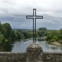 Cette croix, implante au milieu du pont reliant les deux communes semble symboliser leur union!  