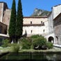Le vestige du clotre de Saint Guilhem ne comprend plus que les fragments de deux cts. Presque car (15 m sur 13), il comprenait deux niveaux de galeries, l'infrieure du XIe sicle  arcades gmines, la suprieure du XIIe sicle.Il fut malheureusement vendu  la Rvolution comme carrire de pierre, qu'un maon exploita. Un magistrat, Pierre Yvon de Vernire, eut le bon got de racheter  lui seul cent quarante huit sculptures pour sa villa d'Aniane, mais en 1905 son hritier les revendit  des amricains. L'ensemble a t tant bien que mal reconstitu au Cloisters Musum de New York.