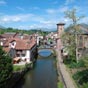 Saint-Jean-Pied-de-Port : L' glise Notre-Dame domine la Nive depuis le XIVe sicle. Le portail qui s'ouvre sur la rue de la Citadelle  ct de la porte Notre-Dame, est de style gothique.L'glise fut inscrite aux Monuments Historiques par arrt du 19 mai 1925.