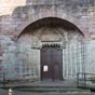 Saint-Jean-Pied-de-Port: L'glise Notre-Dame-de-l'Assomption a une faade de grs rose de l'Arradoy dont certaines pierres sont sculptes de marques des tailleurs de pierre. Le portail gothique possde des colonettes du XIVe sicle .