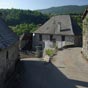 Cette rgion est parseme d'un nombre tonnant de villages et de hameaux aux beaux toits de lauze en caille de poisso; nous arrivons  Buzan.