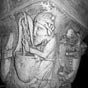 Saint-Pierre-Le-Motier : L'un des merveilleux chapiteaux de la crypte de l'glise Saint-Pierre. Comme les piliers romans qui les supportent, ils ont t sculpts au deuxime quart du XIIe sicle.Dans le style de l'cole de Cluny, ils ont t raliss probablement par une mme quipe de tailleurs de pierre envoys soit par l'Abbaye d'Autun, soit par la maison-mre de Cluny. Sculpts dans un calcaire suffisamment tendre l'habilet des sculpteurs a pu, pleinement, s'exprimer. 