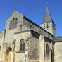 Saint-Pierre-Le-Motier : Extrieur de l'glise Saint-Pierre; Le partie nord a t dtruite au cours d'un incendie ou d'un pillage. Elle a t reconstruite au dbut du XIIIe sicle. Les chapelles ont t perces tardivement, au cours du XVe sicle. Le clocher, carr repose sur les piliers du transept, il abrite la cloche de l'ancien beffroi. Les autres ouvertures ont t perces aprs la disparition des btiments monastiques,  