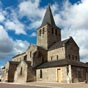 Saint-Pierre-Le-Motier : L'glise Saint-Pierre. La structure gnrale de l'glise correspond  celle qui fut construite au cours du XIIe sicle. Elle constitue la trame de la nef, du chour, de l'abside, et de la nef collatrale sud.