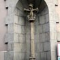 Cette croix est localise rue des Capucins,  l'emplacement d'un ancien hpital....