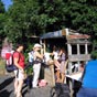 Il peut arriver cette belle surprise en chemin : des jeunes de la commune de La Roche qui rconfortent les plerins en offrant des boissons....