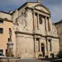 Ancienne abbaye fonde en 782 par Witiza, entr dans les ordres en 774 sous le nom de Benot. Centre de la rforme de l'ordre bndictin avec la reprise en main des lieux par les religieux de la congrgation de Saint-Maur au 17e sicle. A la Rvolution, les btiments sont vendus comme bien national. L'abbatiale devient glise paroissiale. L'difice se compose d'un vaisseau central flanqu de chapelles latrales. La croise du transept est surmonte d'une coupole. Le chevet est polygonal.