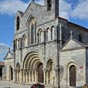 L' glise Saint-Vivien fut d'abord un simple oratoire bti en dehors de la ville. Plac en bord du chemin, les plerins venaient y prier avant d'aller se reposer  l'Hpital-Neuf. L'lment le plus remarquable de l'glise est sa faade, divise en trois niveaux d'lvation. Intgrant un profond portail en plein cintre  cinq voussures, encadr par deux arcades aveugles surhausses au centre desquelles se trouvent des statues aujourd'hui trs dgrades reprsentant sainte Marie et saint Vivien, le niveau infrieur est la partie de l'difice qui tmoigne le mieux de l'architecture romane d'origine.