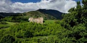 Avant d'entrer dans Pola de Allande on pourra admirer l'extraordinaire Palais de Cienfuegos qui coiffe un peron rocheux. Datant du XIVe sicle, il a t reconstruit au XVIe sicle et rform deux sicles plus tard comme rsidence du comte de Penalba.