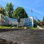 Pola de Allande a rig, au milieu de son jardin public, un monument ddi aux migrs de la cit  Porto-Rico et Domingo, sans doute par le fait que cette cit a perdu les deux tiers de sa population qui a migr  l'tranger durant la seconde moiti du XIXe sicle...   