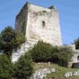 Situe entre Serdio et Pesus la tour mdivale de la Estrada est une construction civile dfensive leve pour garder la valle et protger la population du village. Ses murailles cachent une chapelle romane.