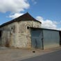 A Buxires, un chevet roman de l'ancienne glise Saint-Jean-Baptiste reconverti en entrept agricole, par dsaffection ou humilit? (Photo Dominique Tricoire)