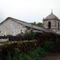 L'glise de Linares (1240 m) dont le clocher carr est surmont d'une coupole de pierre trs frustre, a sur la porte une coquille rappelant celle s'O Cebreiro...