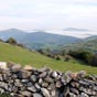 Chemin au pied Nord du Mont Calderon  Filloval (960 m) qui a appartenu  l'ordre de Saint Jean.