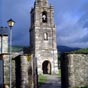 L'glise de Triacatela, rebtie en 1790, garde cependant deux absides romanes. Matre-autel et croix processionnelle portent l'image de saint Jacques