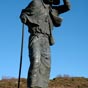 Sur l'Alto de San Roque se dresse la statue moderne d'un plerin en habits mdievaux luttant de toutes ses forces congtre un vent visiblement dchan.... 