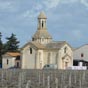 Vauvert:La chapelle no-romane de Montcalm localise non loin des ruines trs pittoresques du chteau no renaissance de Montcalm.Elle date du XIXe sicle