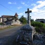 Nous retrouvons une voie antique. Au bord de celle-ci, un petit calvaire de pierre sur un muret, dit croix de Ptronille, marque probablement l'endroit o se trouvrent l'ancien hpital et l'glise de Saint Jacques de Peyronse (ou de Peyrounasse), qui existait au XIIIe sicle.