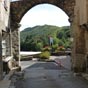Une ancienne porte, vestige d'une cit fortifie...