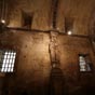 Mur latral droit de la Camara Santa. Dans le vestibule, six groupes d'aptres forment un ensemble de statues-colonnes stylises qui comptent parmi les uvres les plus magistrales de la sculpture espagnole romane du xiie sicle. Remarquer galement la tte du Christ au-dessus de l'entre.  L'artiste a t influenc par le Portique de la Gloire de la Cathdrale de Saint-Jacques-de-Compostelle, ce qui n'est pas surprenant car la Cmara Santa fait l'objet d'un dtour trs frquent sur le chemin des plerins. Comme le disait les plerins  Qui a est  Sainct Jacques / Et n'est  Sainct Salvateur / A visit le serviteur / Et a laiss le Seigneur.  Les chapiteaux qui surmontent les colonnes prsentent le mariage de Joseph et Marie, les Saintes Femmes au tombeau, des scnes de chasse au lion et au sanglier.