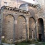 La camara santa d'Oviedo (chambre sainte) vue extrieure. difie au dbut du ixe sicle, par Alphonse II le Chaste (791835) pour abriter un coffre contenant d'insignes reliques rapportes de Tolde aprs la chute du royaume wisigoth.  La Cmara Santa a t transforme  l'poque romane, puis dtruite par une explosion de dynamite en 1934. Reconstitue, elle a retrouv maintes uvres d'art.