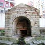 La fontaine de Foncalada date du IXe sicle. Elle a t construite sous le rgne d'Alphonse III le Grand (866-910). Le seul exemple de construction civile destine  des fins publiques au Haut Moyen ge. La Foncalada protge la naissance d'une source d'eau potable. Celle-ci jaillit  mme le sol et est recueillie dans un bassin protg par un abri de plan rectangulaire en pierre de taille. Il est recouvert d'une vote en berceau surhausse protge par une toiture  deux pans, Nord et Sud, s'achevant en un bandeau lisse sur les cts. La faade principale est oriente  l'Est; son fronton reoit une Croix de la Victoire sculpte, dont les bras portent l'alpha et l'omga. L'arc semi-circulaire surhauss est ponctu de grands voussoirs en pierre. En 1848, la Commission des Monuments restaure la fontaine et fait murer l'arc postrieur