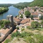 Vue sur Laroque des Arcs localise sur la rive droite du Lot.