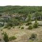 L'oppidum de Mercens. Son dification se situe entre 121 et 110 avant J-C. On y a dcouvert des ateliers mtallurgiques et un grand nombre de meules  grain. Il aurait t abandonn en 52 avant J-C ses habitants rejoignant Diniva Cadurcorum (Cahors). Au pied de l'oppidum, le Vers t dapt et, grce  un aqueduc de 33 km , alimentait Divona de 15000  20000 m3 par jour.