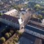 Corbigny: L'abbaye Saint-Lonard domine Corbigny et la valle de l'Anguison. Elle connut la rforme mauriste, qui tenta de faire revivre sa rgle bndictine, et lui valut d'tre reconstruite juste avant la Rvolution.