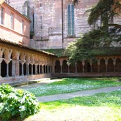 Via Podiensis::Coup d'oeil dans le cloitre de l'abbatiale de Moissac